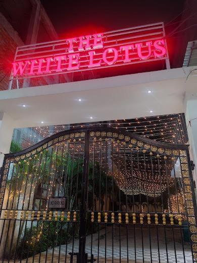 The White Lotus Hotel Gaya Bagian luar foto